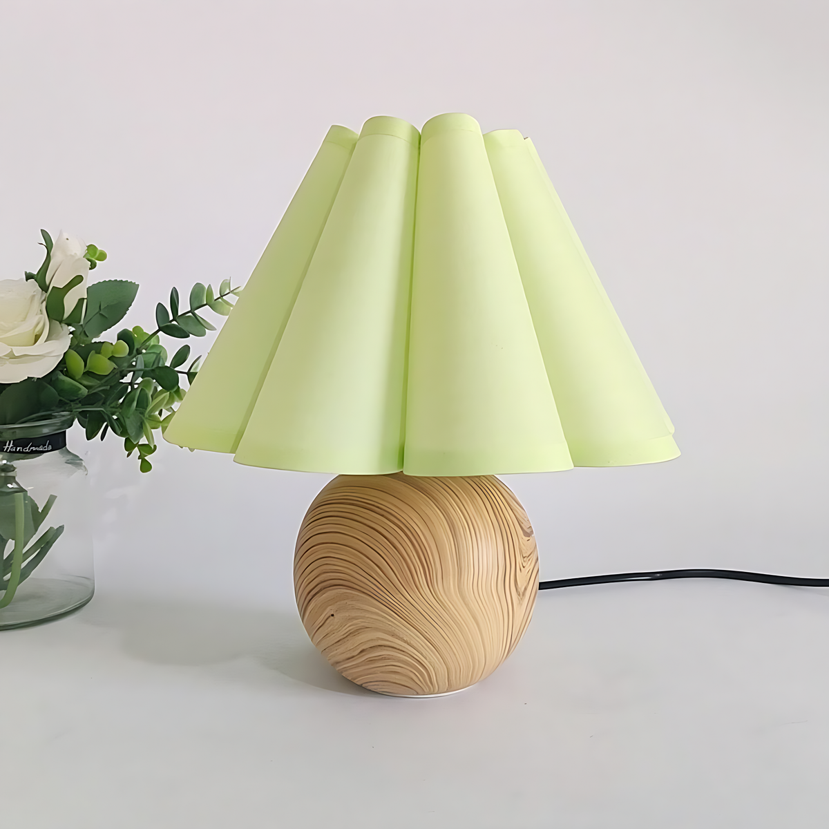 Lampe de chevet ronde en bois avec abat-jour plissé