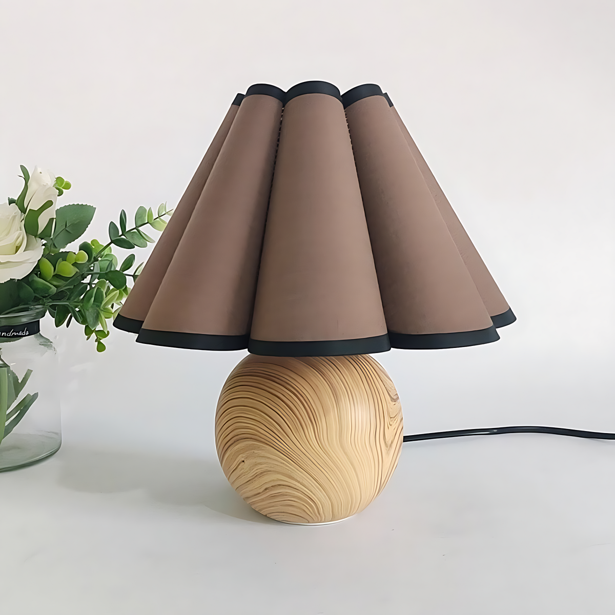 Lampe de chevet ronde en bois avec abat-jour plissé