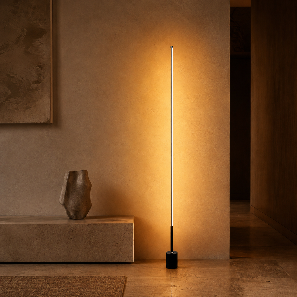 Lampadaire LED sur pied noir et doré design minimaliste