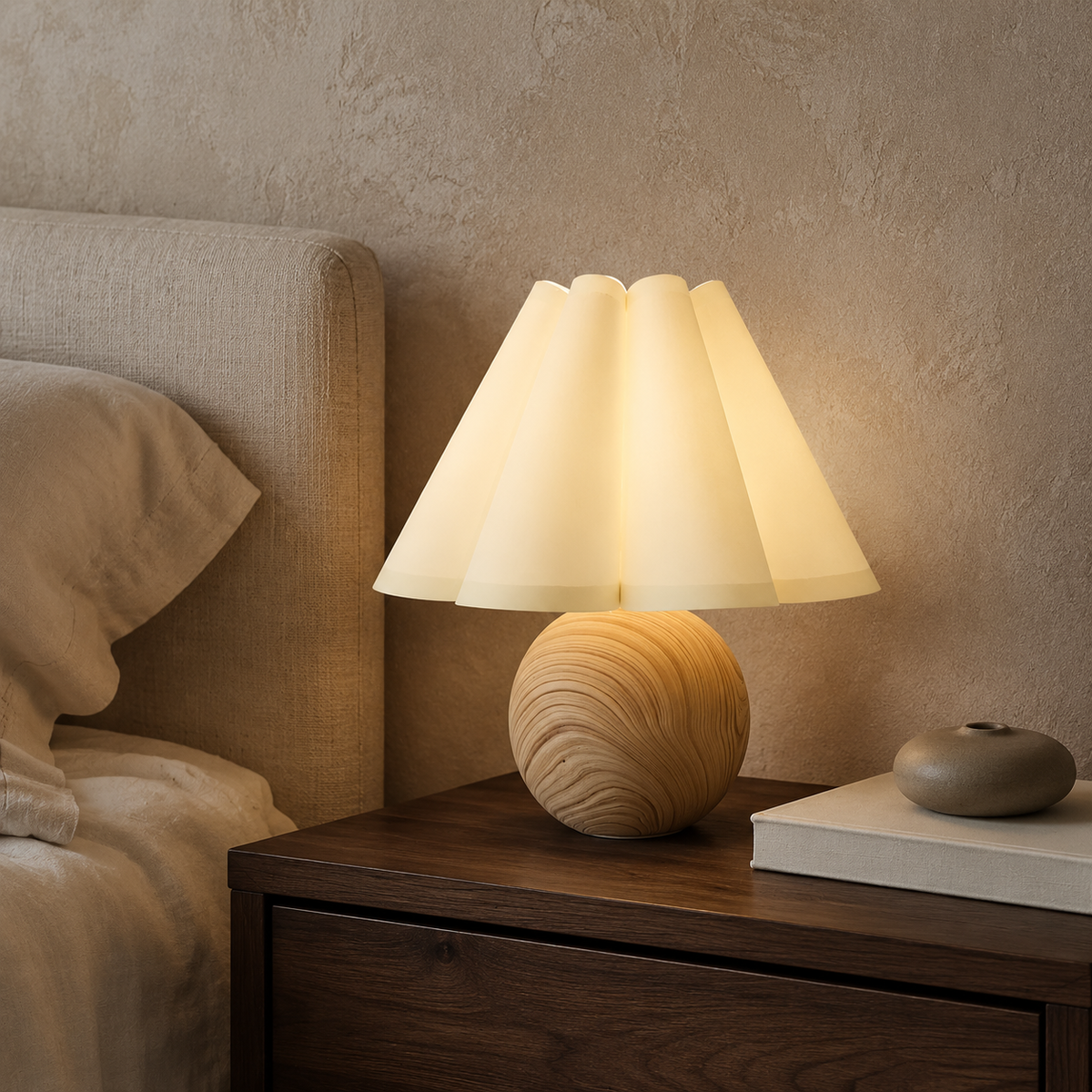 Lampe de chevet ronde en bois avec abat-jour plissé