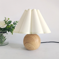 Lampe de chevet ronde en bois avec abat-jour plissé