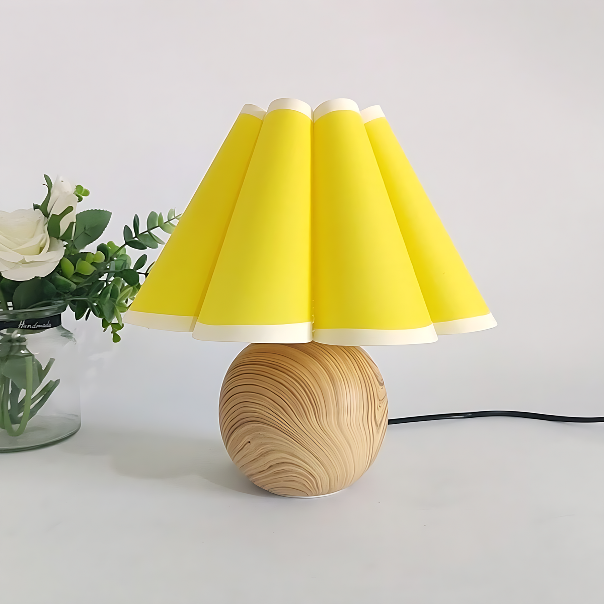 Lampe de chevet ronde en bois avec abat-jour plissé